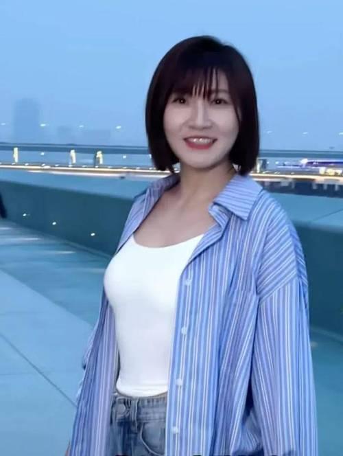 王暖暖1987年生于江苏南京，2005年考入扬州大学旅游管理专业。2019年泰国