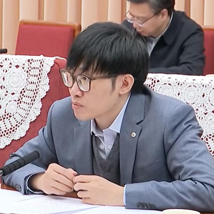 和大多数初创企业早早稀释股权换资金不同，梁文锋一直把主动权牢牢握在手里。哪怕腾讯