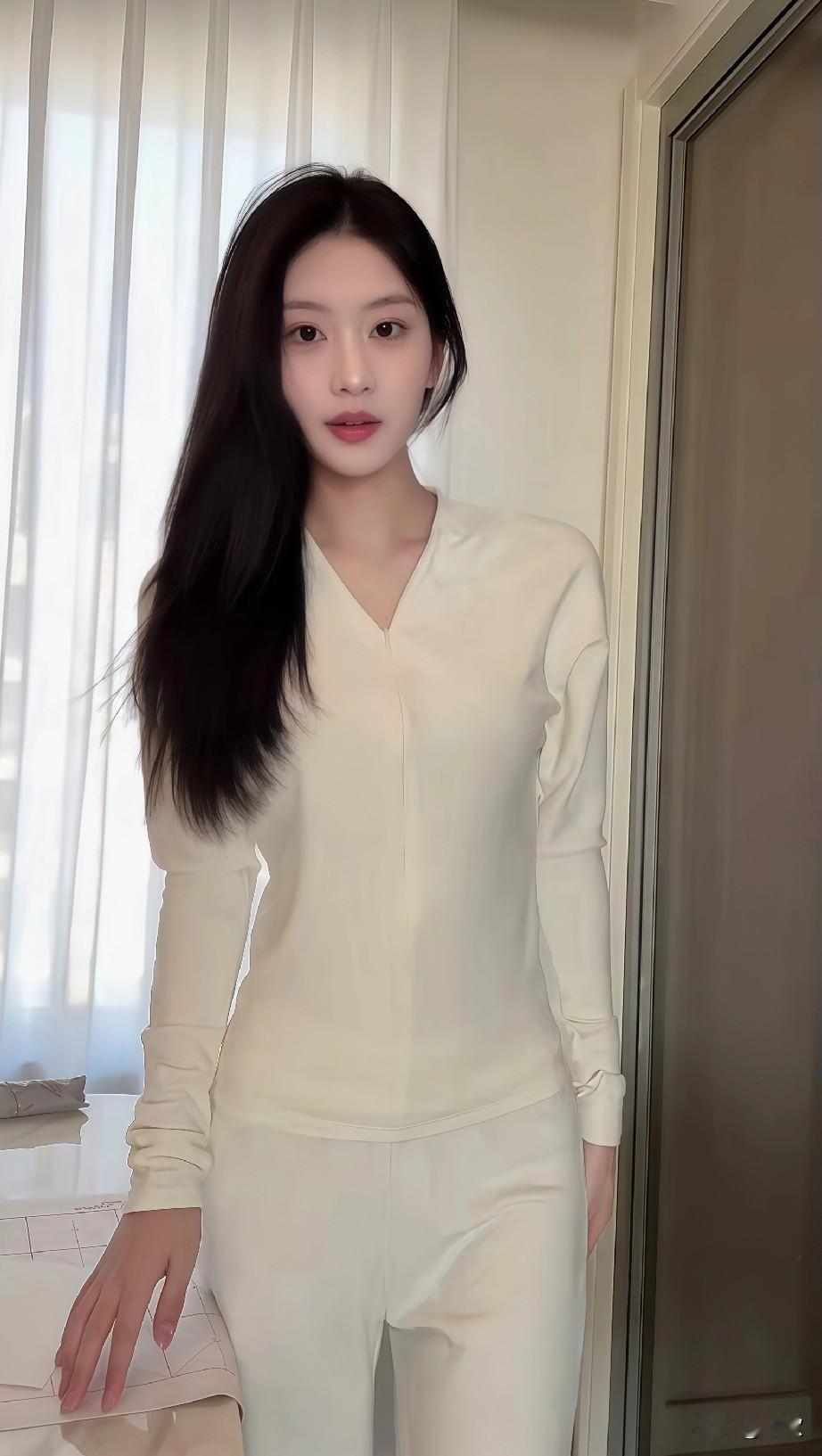 姐妹的身材比例真好，我都有点羡慕她姐妹时尚感穿搭 穿出不一样的完美身材