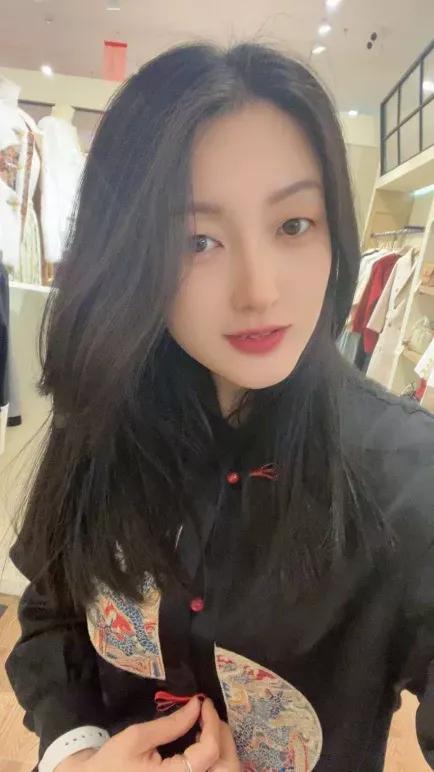 男人们来回答一个问题:

这个男人对于我的信息有时回，有时不回，

有时候也会约