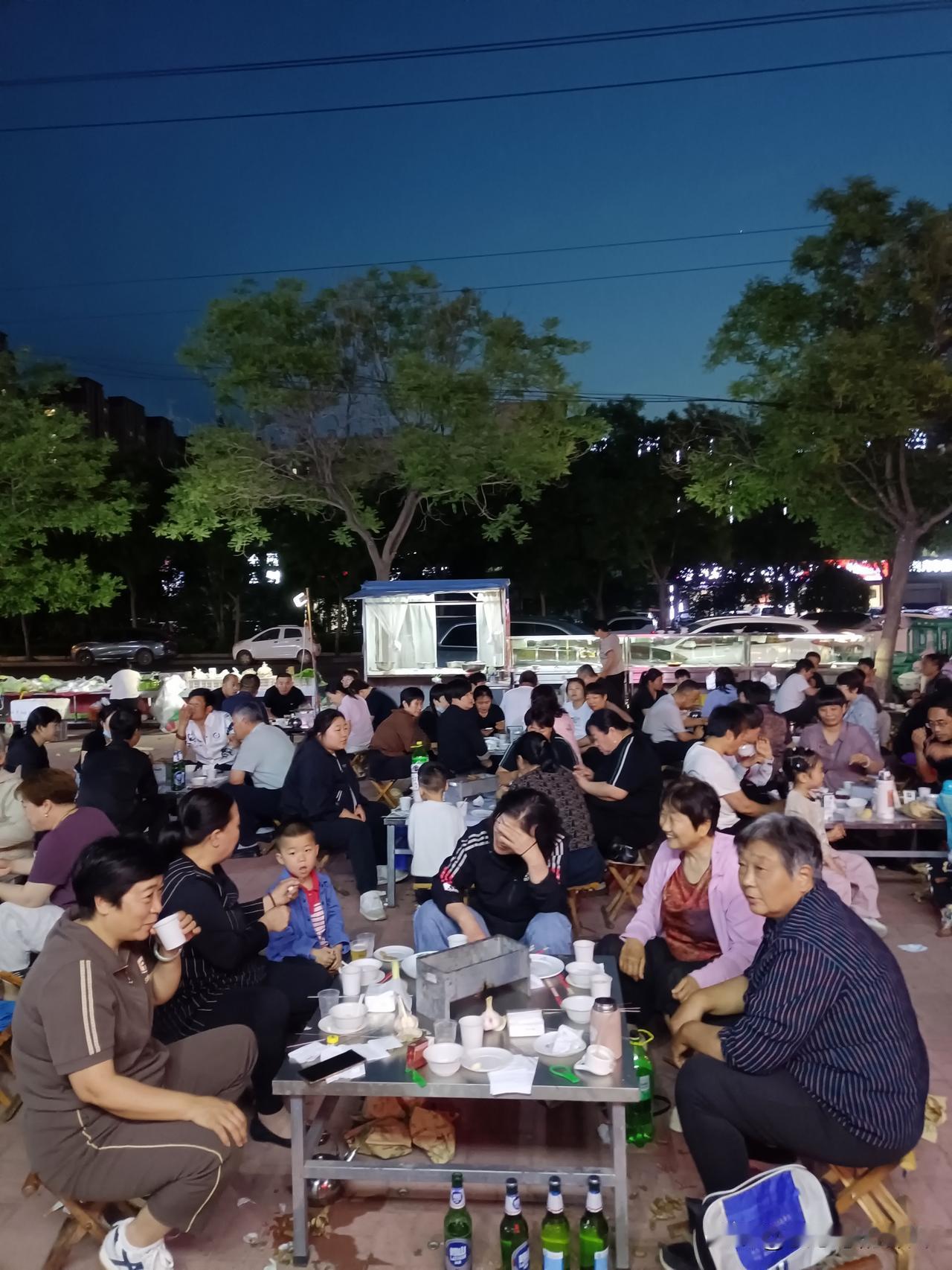 我参加了某公司的一个产品发布会。会上有两轮抽奖环节，中奖率10%，按说不算低了，