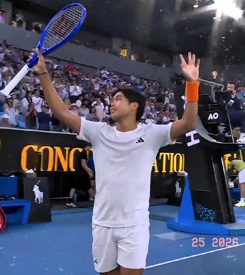 澳网男单第四轮(16进8)又爆小冷门！
11号种子梅德韦杰夫以4-6，0-6，3