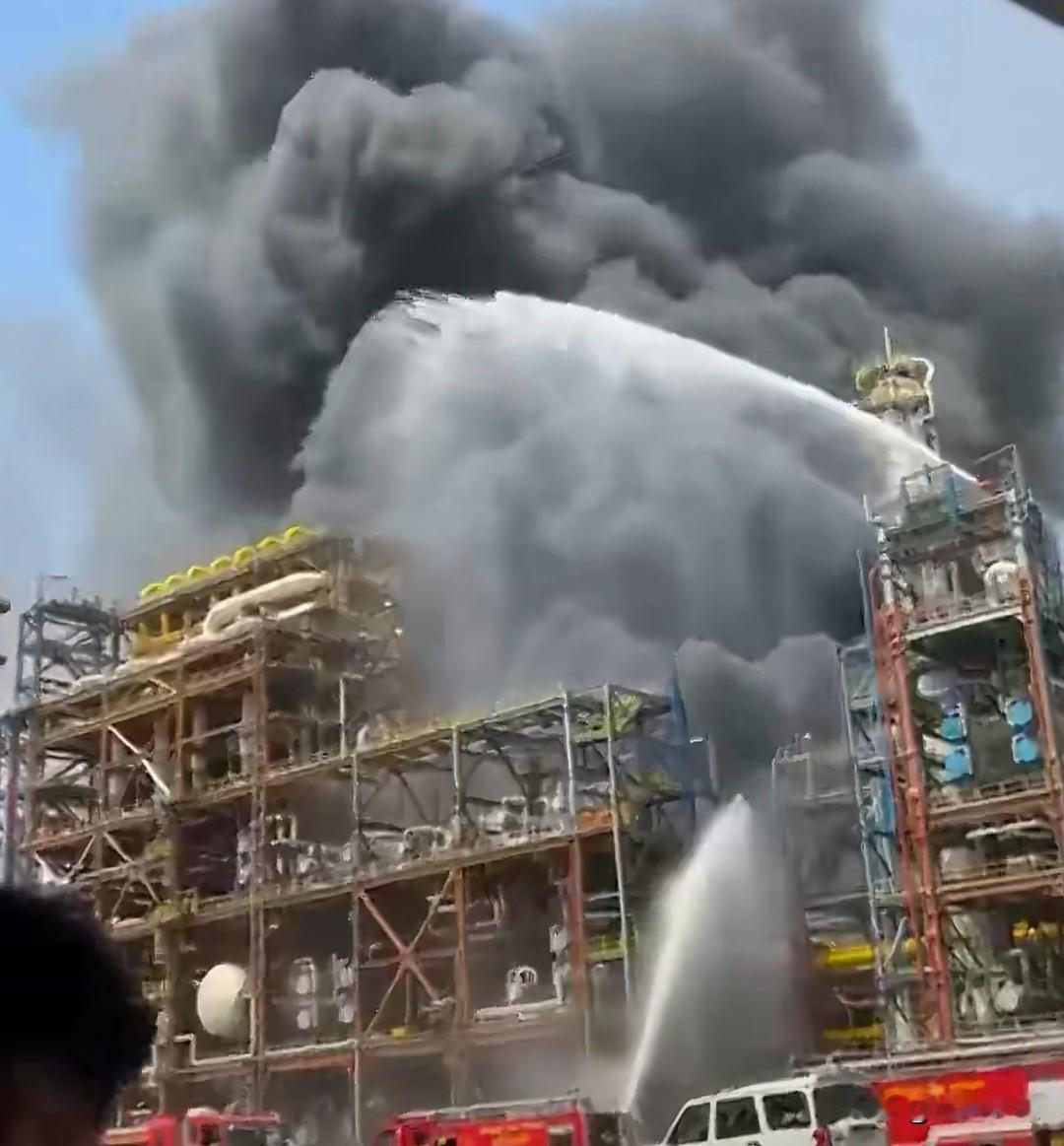 位于印度拉贾斯坦邦的一家炼油厂发生大火，已持续燃烧数小时，该炼油厂原定于明天由莫