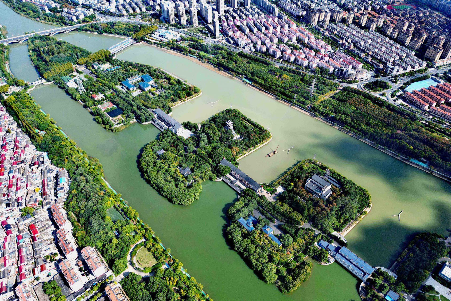 2002年12月27日，世界上最大的跨流域调水工程——南水北调工程正式开工建设 