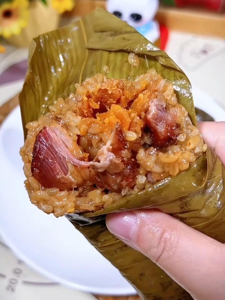 真实生活分享计划 糯米软糯肉香 软糯肉粽 软糯粽子 咸蛋黄五花肉粽子