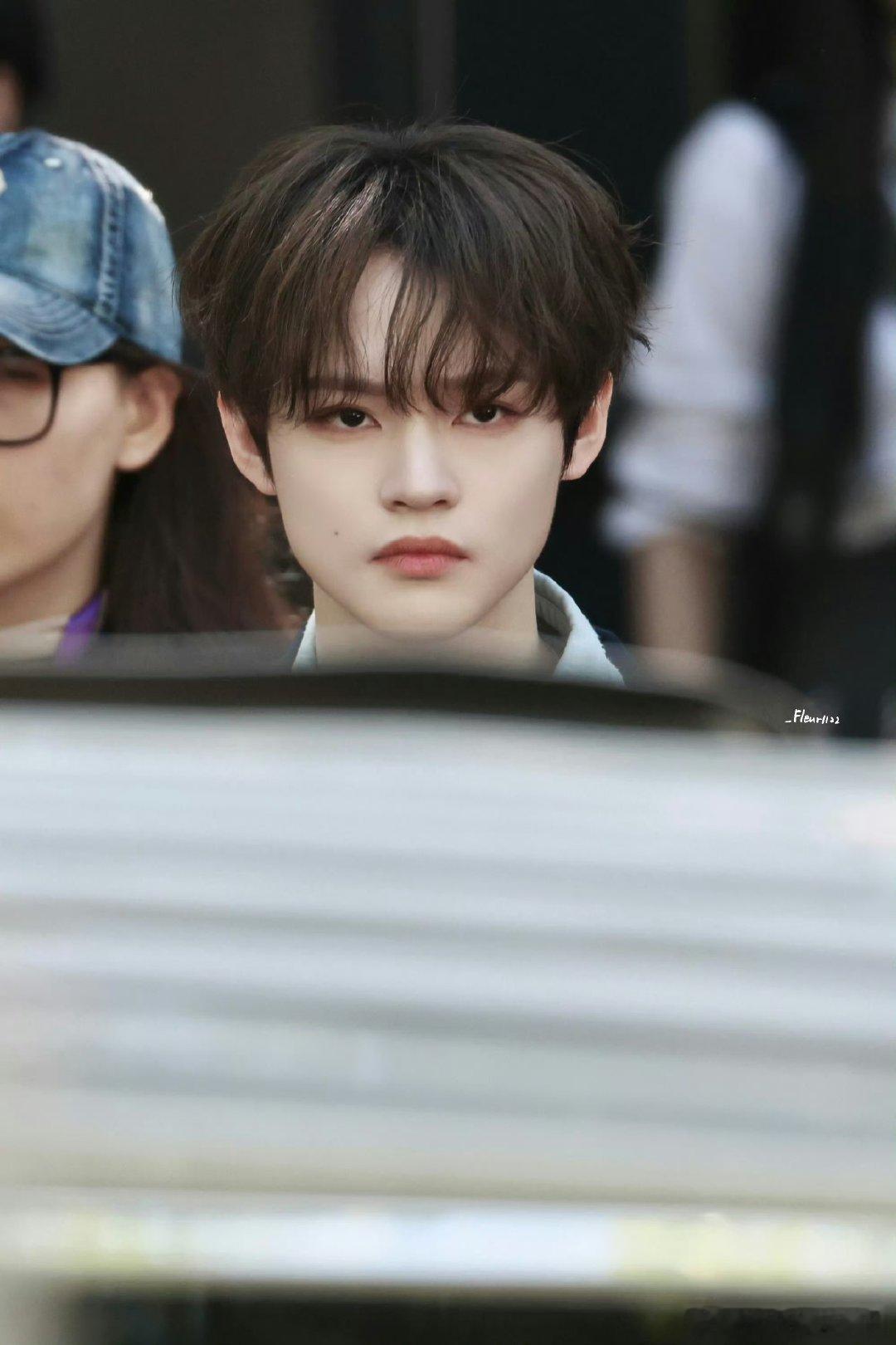 钟辰乐超燃青春的合唱被钟辰乐的舞蹈狠狠惊艳到，帅气值直接拉满，合唱舞台注定氛围感