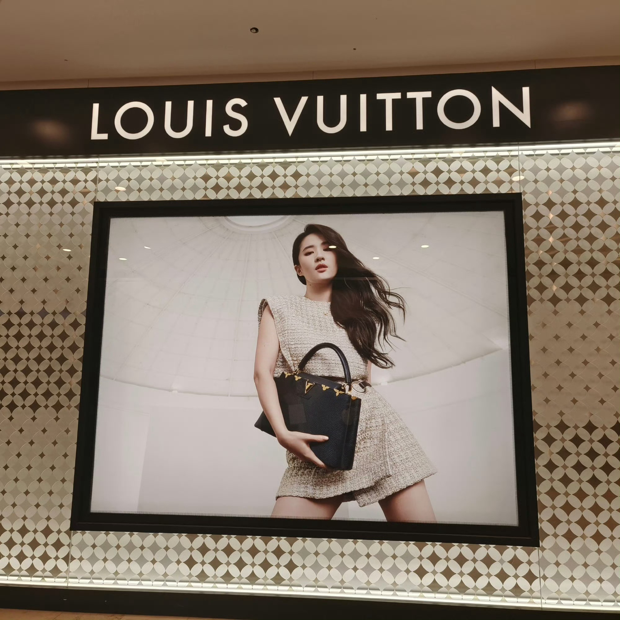 LV地广硬广  路易威登硬广地广江苏南京德基广场/南京新街口刘亦菲的时尚魅力  
