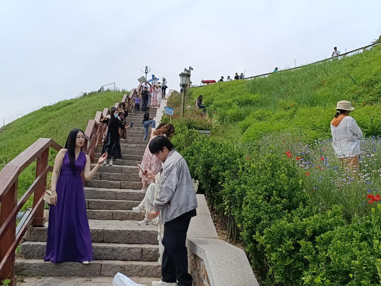 常常感觉人老了特别没意思，
身体一天天衰败，
模样一日日变丑，
今天腰酸明天腿疼
