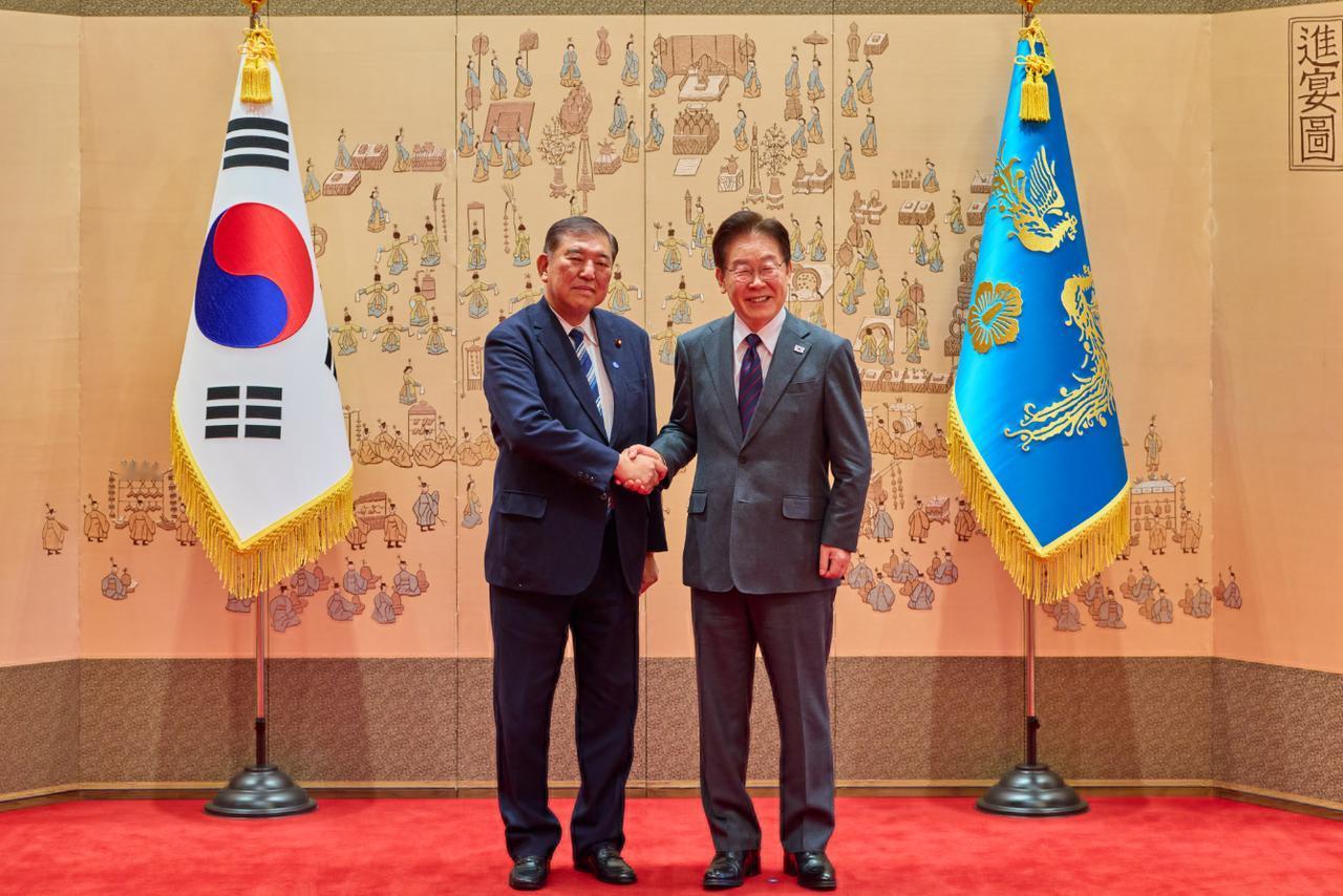 高市早苗现在很尴尬，因为韩国的李在明绕过她这个现任的日本首相，公开接待了已经卸任