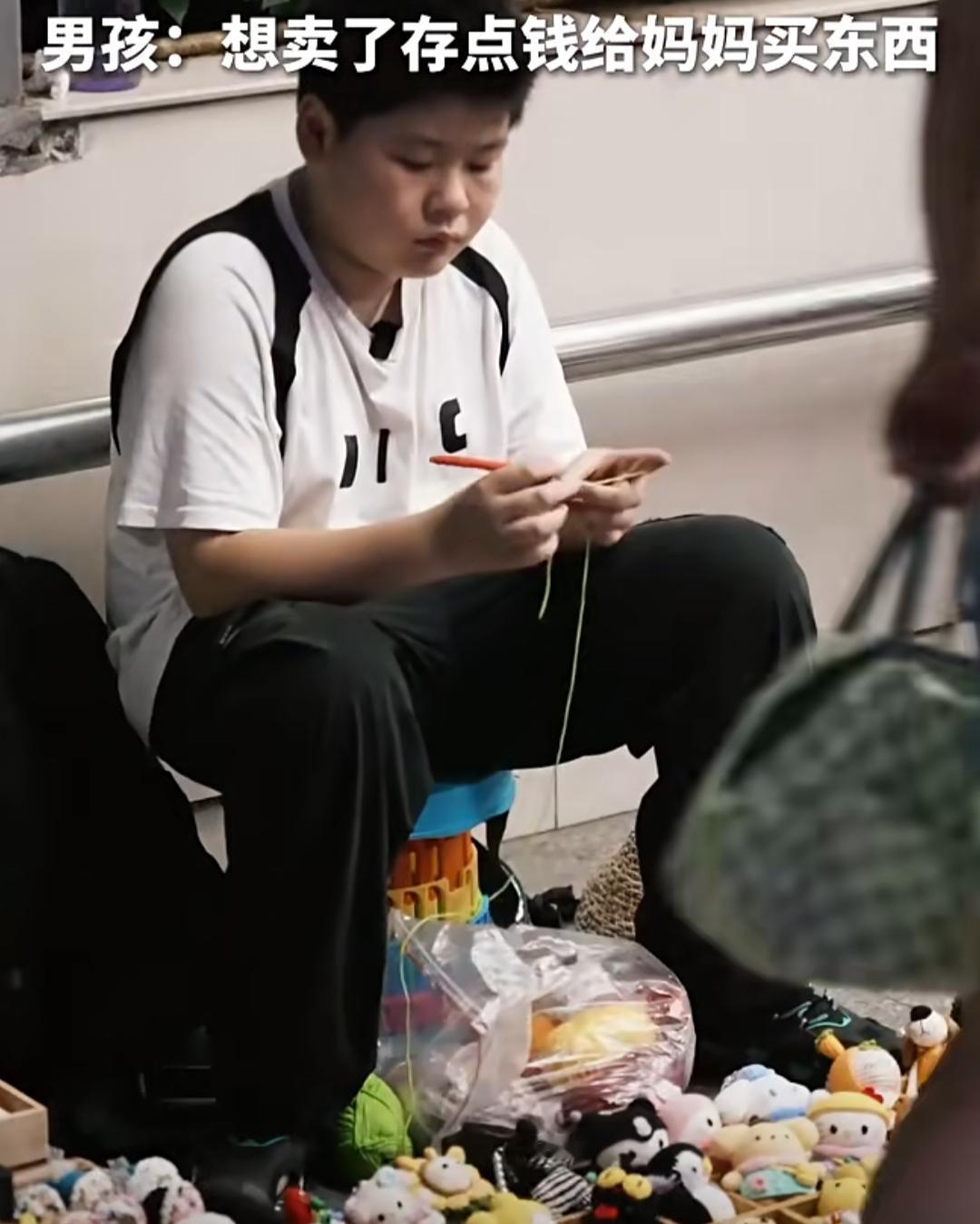 在合肥逍遥津街边，12岁男孩高贤承熙的小摊格外引人注目。小小年纪的他熟练拿着钩针
