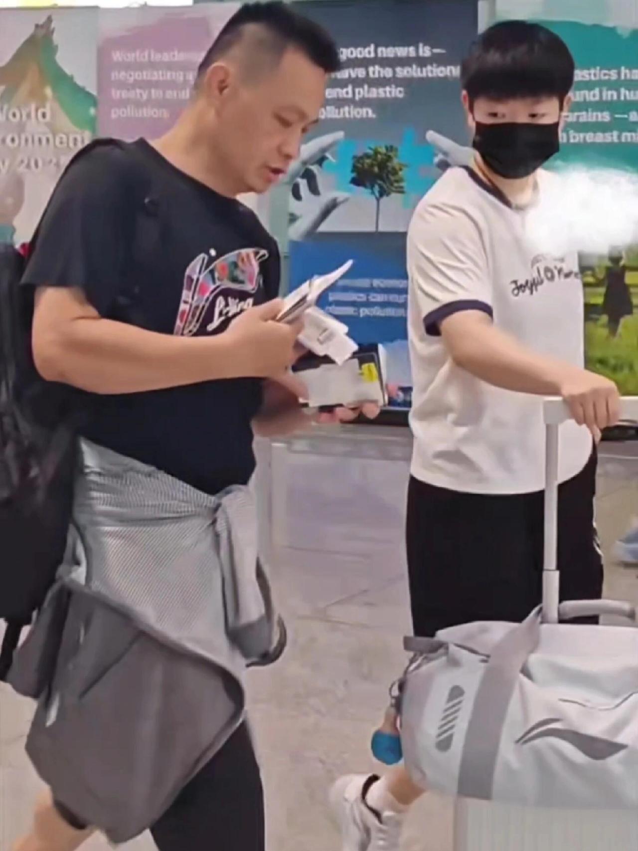莎莎身边的叫袁大，袁大夫的简称，名字一看就憨厚的人，怪不得说他是德华，很好的一个