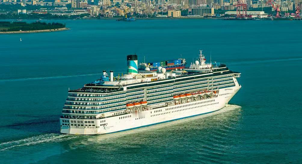 这是一艘充满了家国情怀的邮轮。消息称，中国邮轮“爱达･地中海号”放弃原定20日早