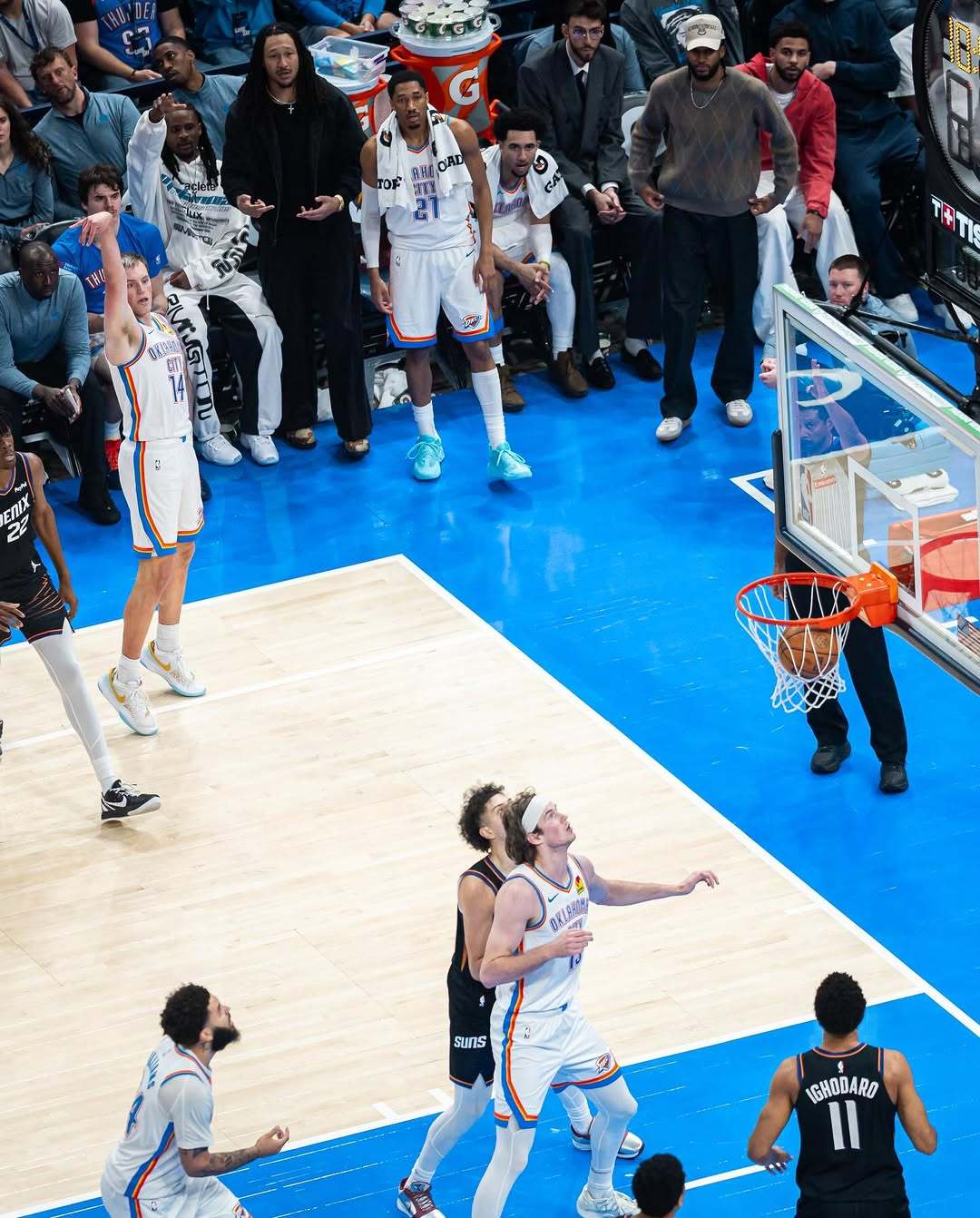 桑德福特晒近照⚡雷霆连续三个赛季西部第一保罗发表情包嘲讽快船