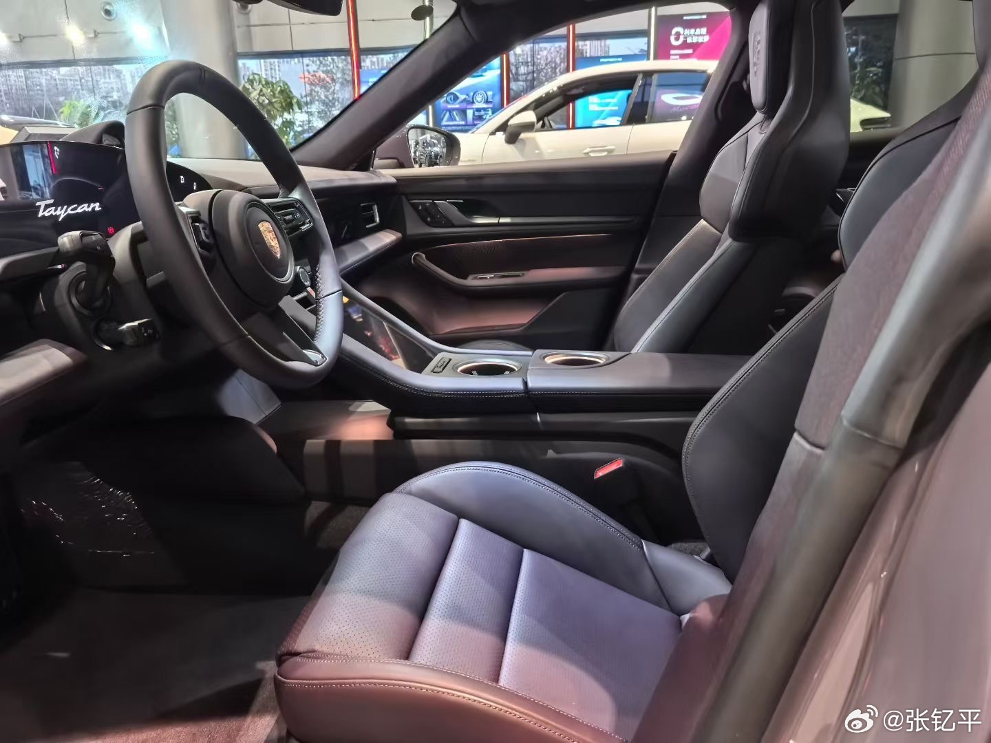 保时捷Taycan所以说整天唱衰保时捷干嘛呀，一个品牌为大家提供了多少设计灵感。