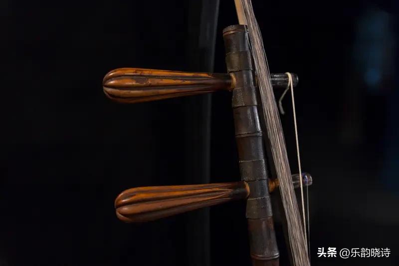 拉二胡可以随意定弦为纯五度吗?我的观点:不建议随意将二胡定弦为纯五度。
因为二胡