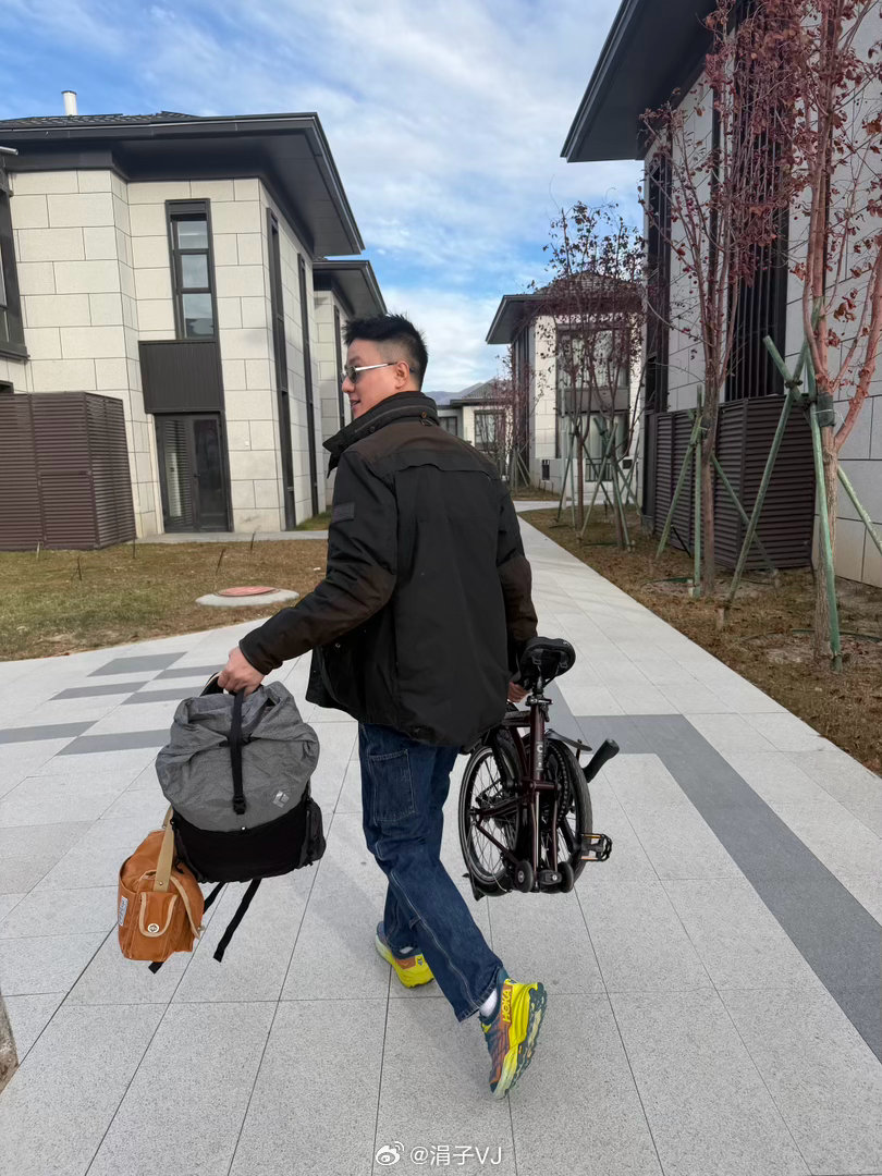 这个人千里迢迢把小布提到赛里木湖，说要试一下环湖骑行！我觉得时间不对，太冷了，我