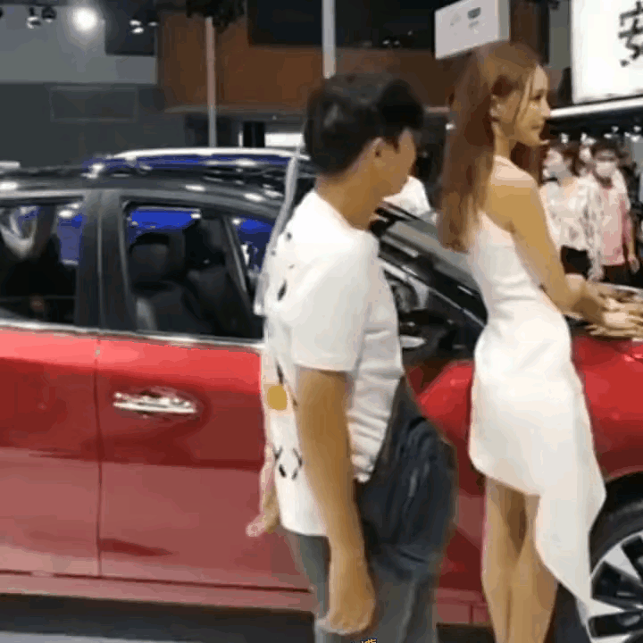 这哥们挺尴尬，本来戴个假发还是挺精神的，没成想美女不经意一个动作，让他露出了真面