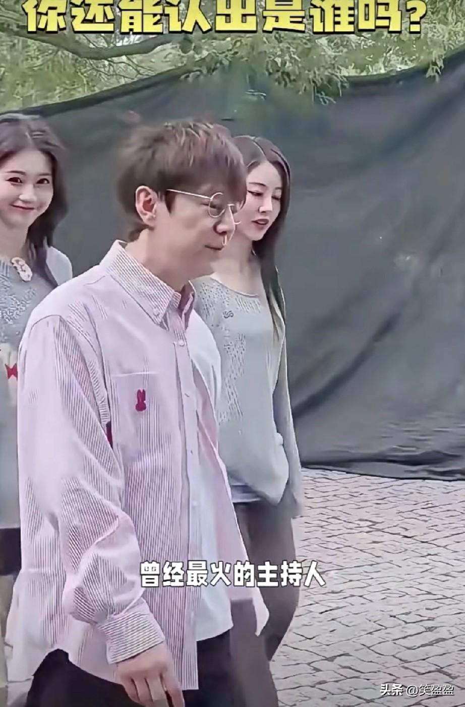 曾经最火的主持人，
现在背也驼了，
脸也垮了，
你能认出他是谁吗？