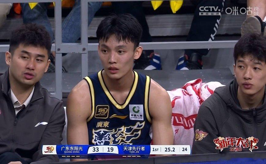 徐杰刚下场休息，第一个进攻回合广东队就24秒违例[允悲]真不能没有我杰哥啊 