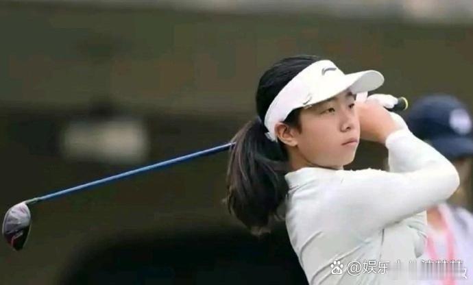 原来刘国梁女儿也非常牛啊，才13岁就拿了2个高尔夫比赛冠军了 ​​​