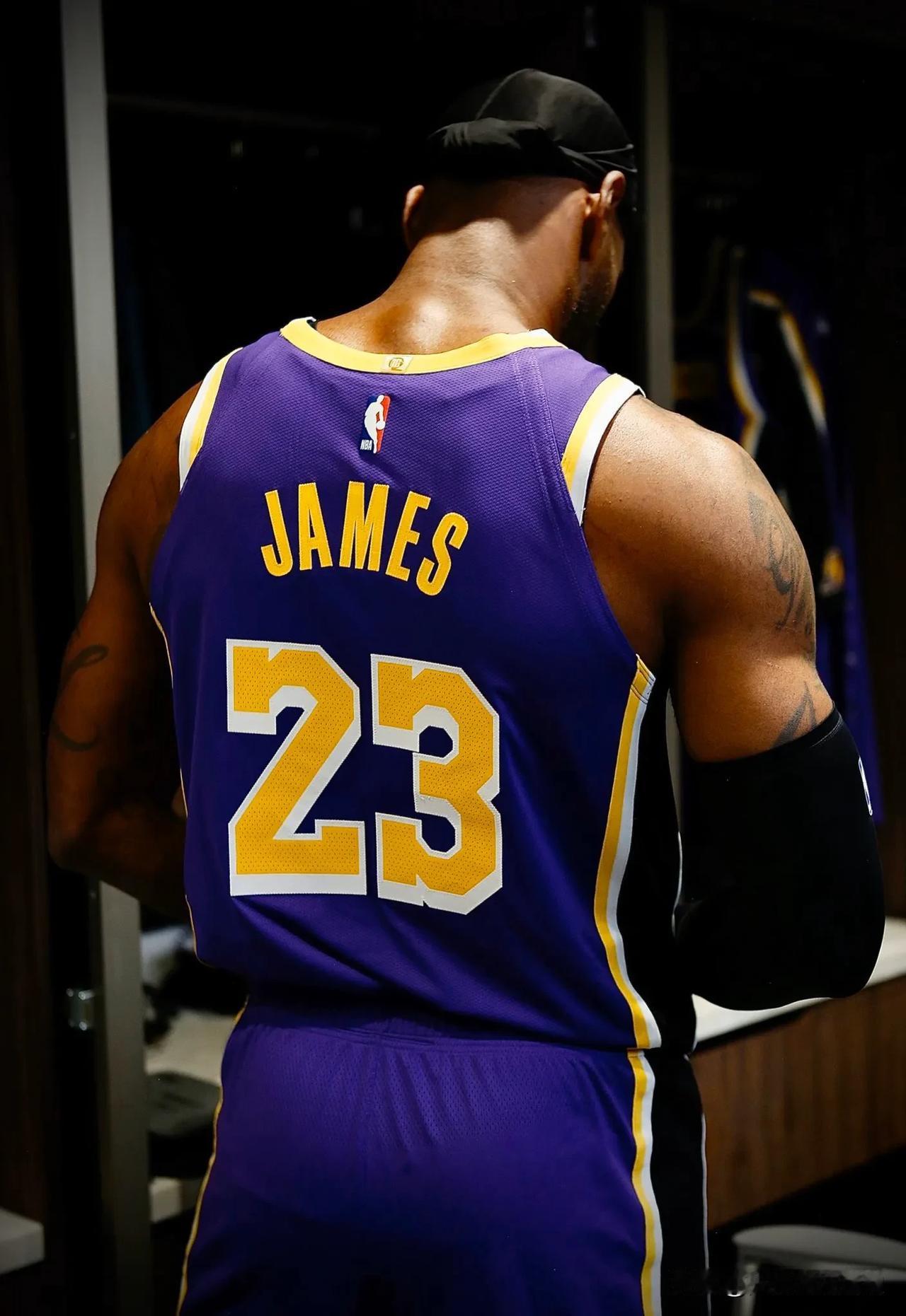 勒布朗最初声称迈阿密队在 2011 年输球是因为他“根本不在那里”。在他与 JJ