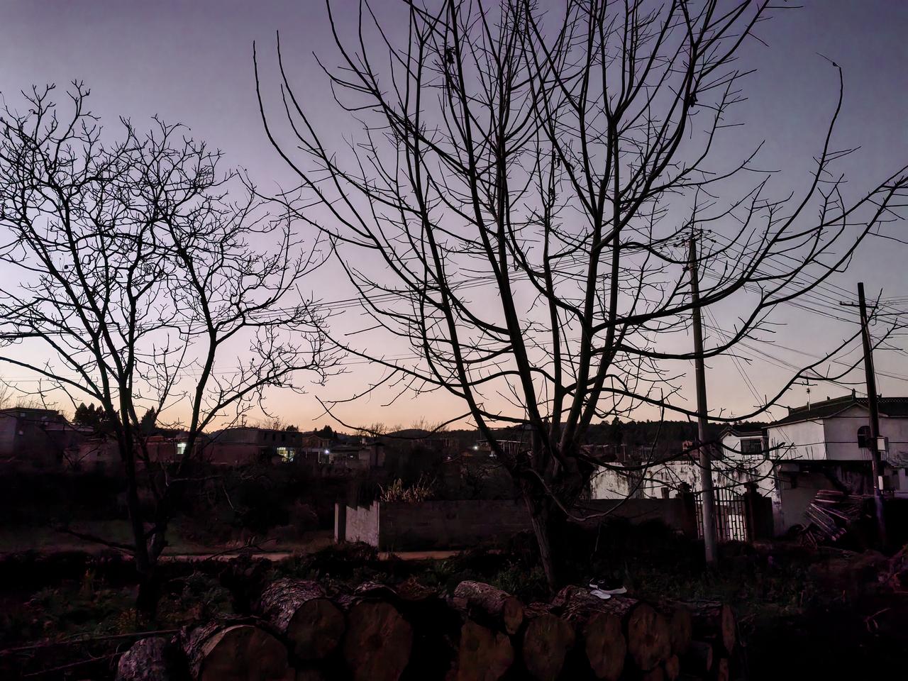 幸福是什么样子？
我曾无数次思考过
而我身处幸福之中
并且真实感受得到
毫无心事