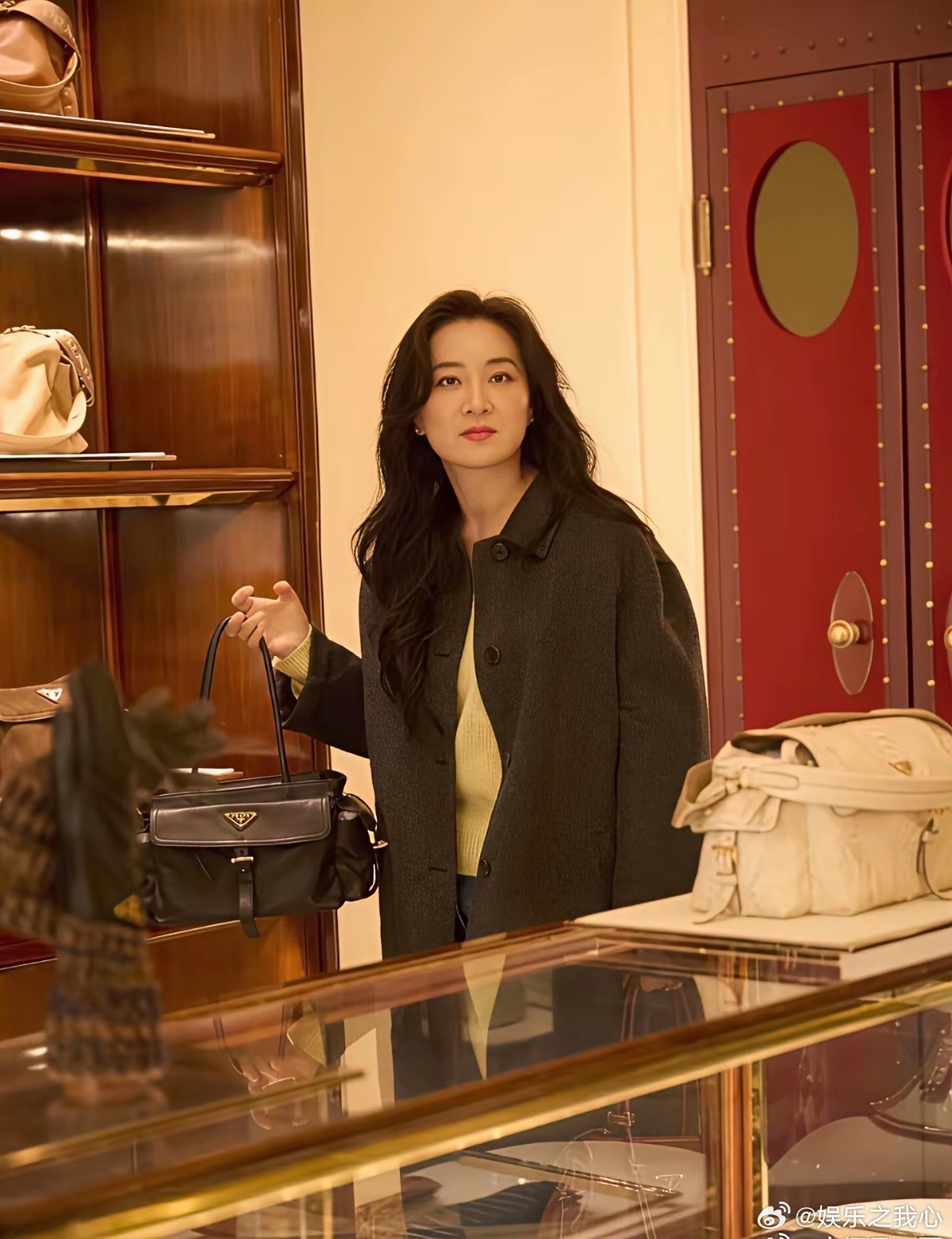 贾玲瘦成这样，你还敢认吗？在米兰时装周的生图里，有个梳着整齐盘发、裹着极简大衣的