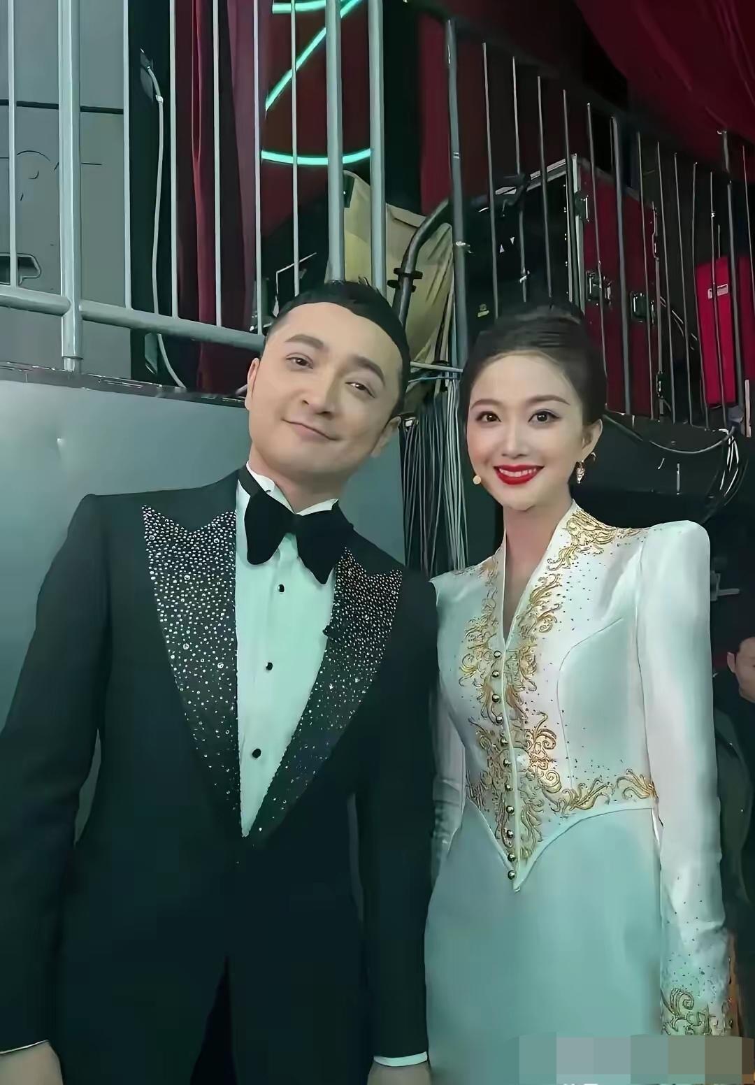 尼格买提身边的美女五官精致，优雅大气，长的比周涛美，你能认出是谁吗？