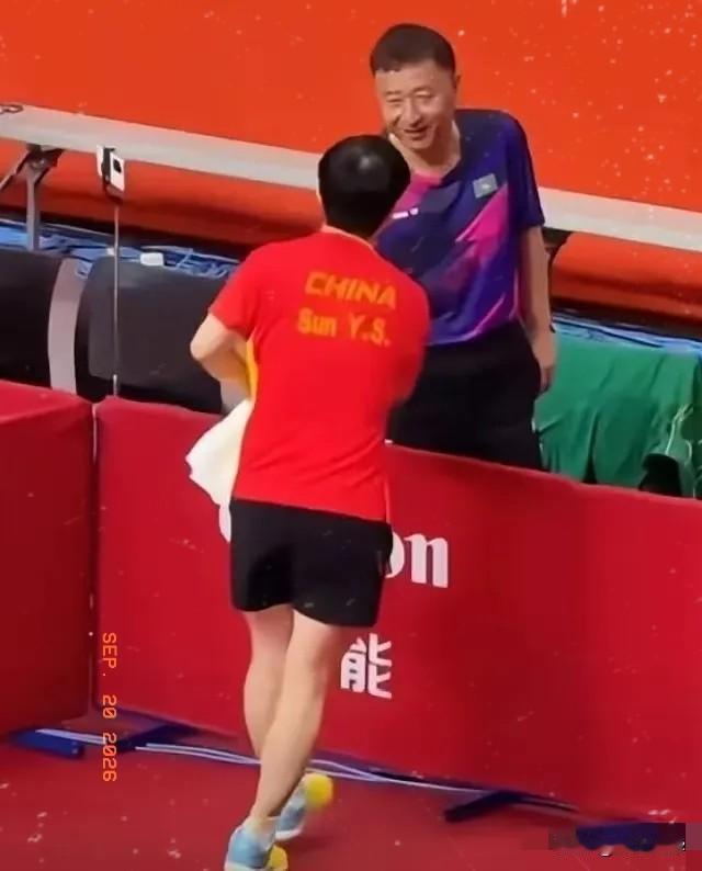 孙颖莎3比0战胜朱雨玲后跟陈振江指导握手，
陈指导说了什么？
让莎莎忍不住笑了！