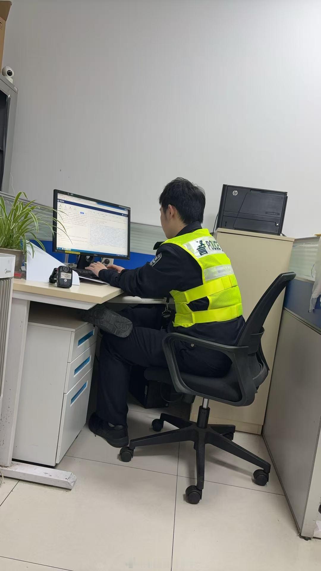 刚做完笔录，从下午四点到现在才轮到我做笔录，感受到派出所民警的不容易，看到形形色