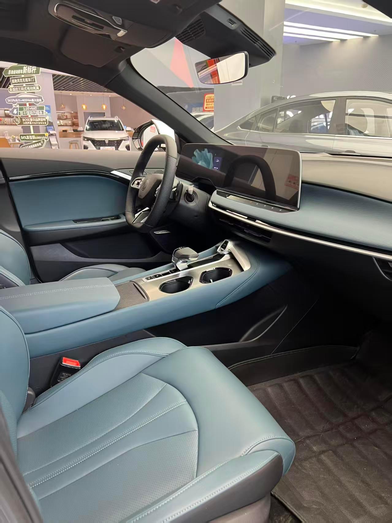 内饰用了大量软包和麂皮，运动氛围到位，可变声浪系统能低调能亢奋，可玩性高。 