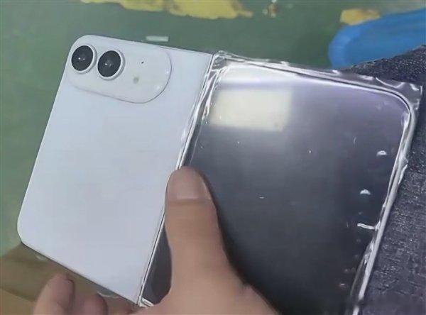 【苹果首款折叠屏手机！iPhoneUltra最新机模：纯白配色】6月2日消息，众