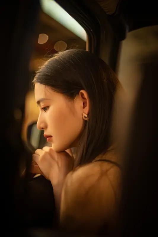 我不支持婚前同居。就像黄圣依在节目里说的，婚前同居对女性并不好。从传统观念来看，