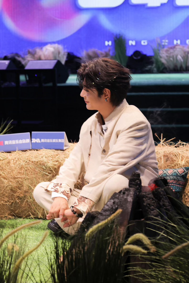 丁真去唱跳了丁真有打歌舞台了 丁真在《一万元舞台》上的首秀真的让人印象深刻！藏语
