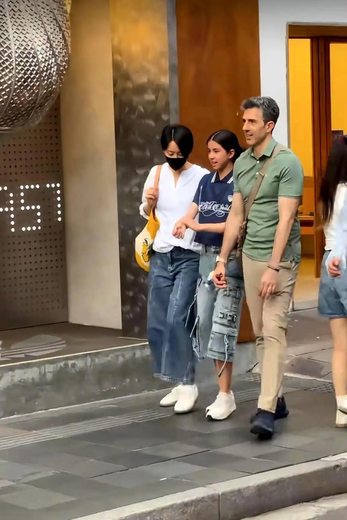 梁咏琪近照，一家三口在上海被偶遇，夫妻俩带着女儿逛街的画面。

梁咏琪的女儿So