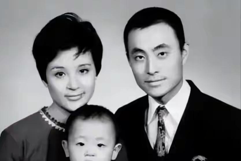 甄珍的二婚丈夫不戴眼镜还好看一点，戴眼镜的他眼睛显小不说辨识度还不高。