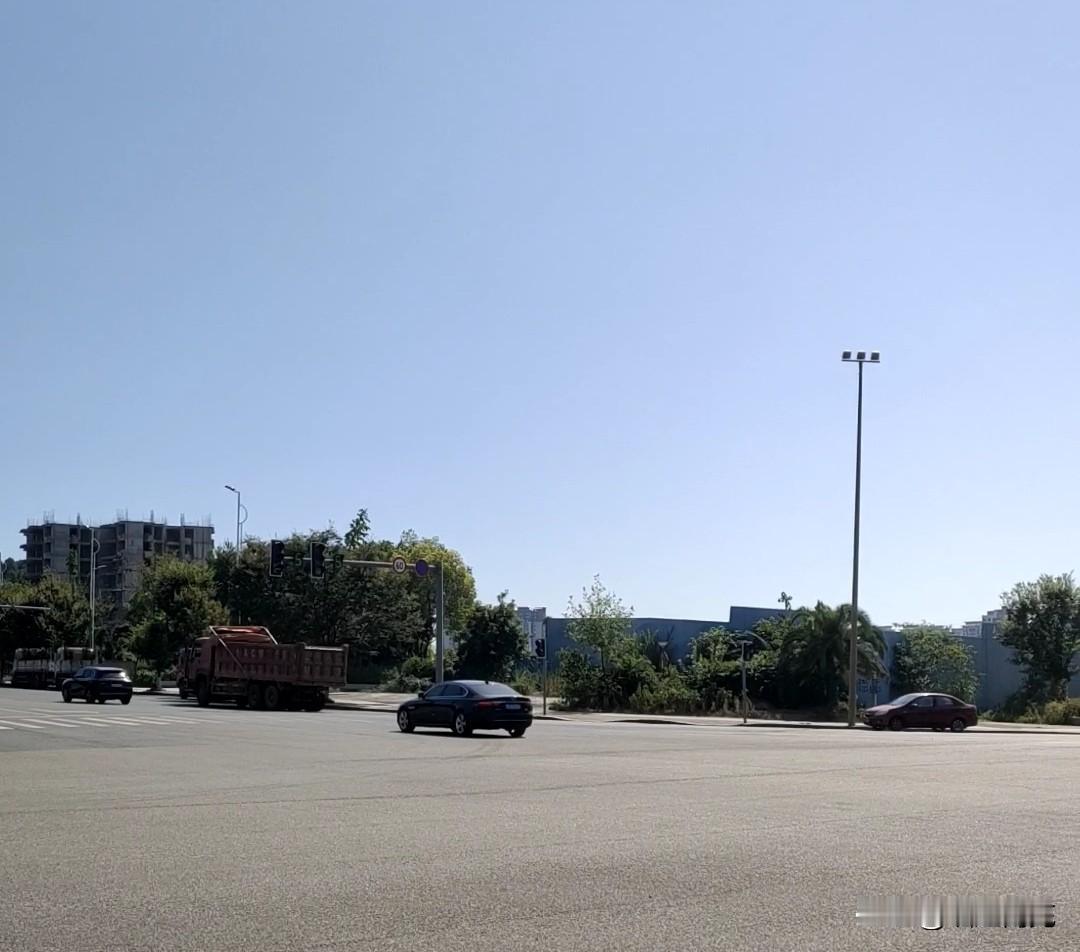 顺庆绿地大道旁左右两边各“摆”一个盘，不知何时能复工
