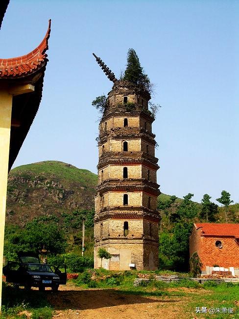 珩琅山位于芜湖市湾沚区红杨镇，距市区25公里，青弋江环绕，主峰白云峰海拔301.