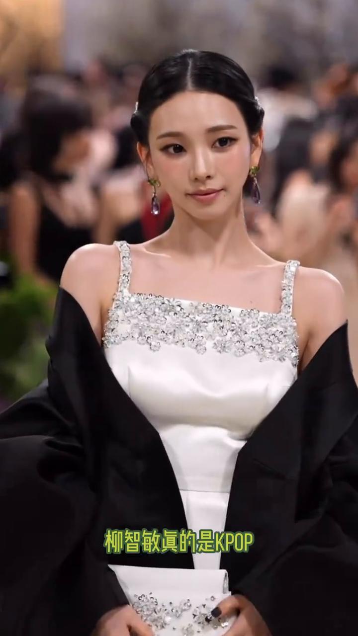 柳智敏真的是靠唯一一个下巴后缩却好看的女爱豆。普通人这样会显得整个人很钝，但是下