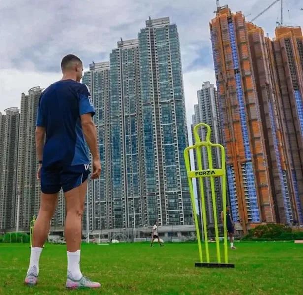 港媒：“球王”C罗年薪也输港楼？需不吃不喝两年多才能买下日出康城整栋

足球巨星