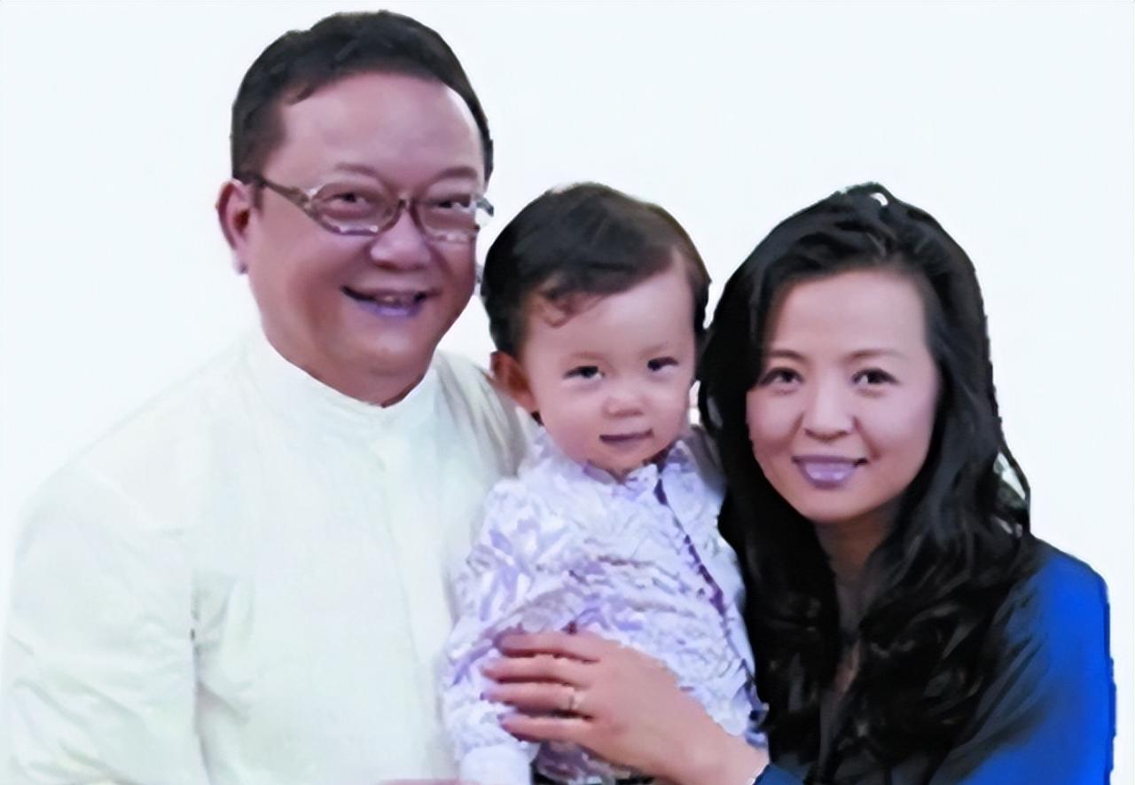 2006年，58岁的王刚三婚娶了郑艳东。

当时没人想到，这对相差20岁的夫妻会