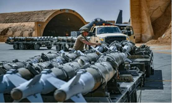 美国近期在伊朗问题上的操作，满是算计与虚伪。美媒造谣中国向伊朗提供武器，特朗普随