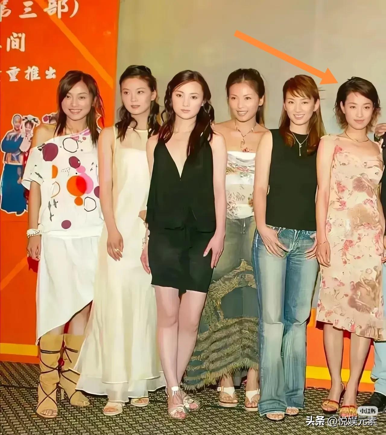 站在最右边上的马伊琍，
做梦也想不到，
未来会成为大名鼎鼎的一线明星。
那时候的