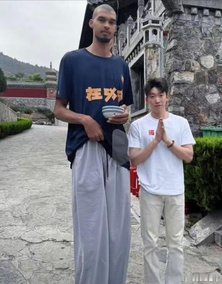 沙滩游艇是一种放松，剃度修行也是一种放松，文班亚马真的蛮特别的，当大多数球星用酒