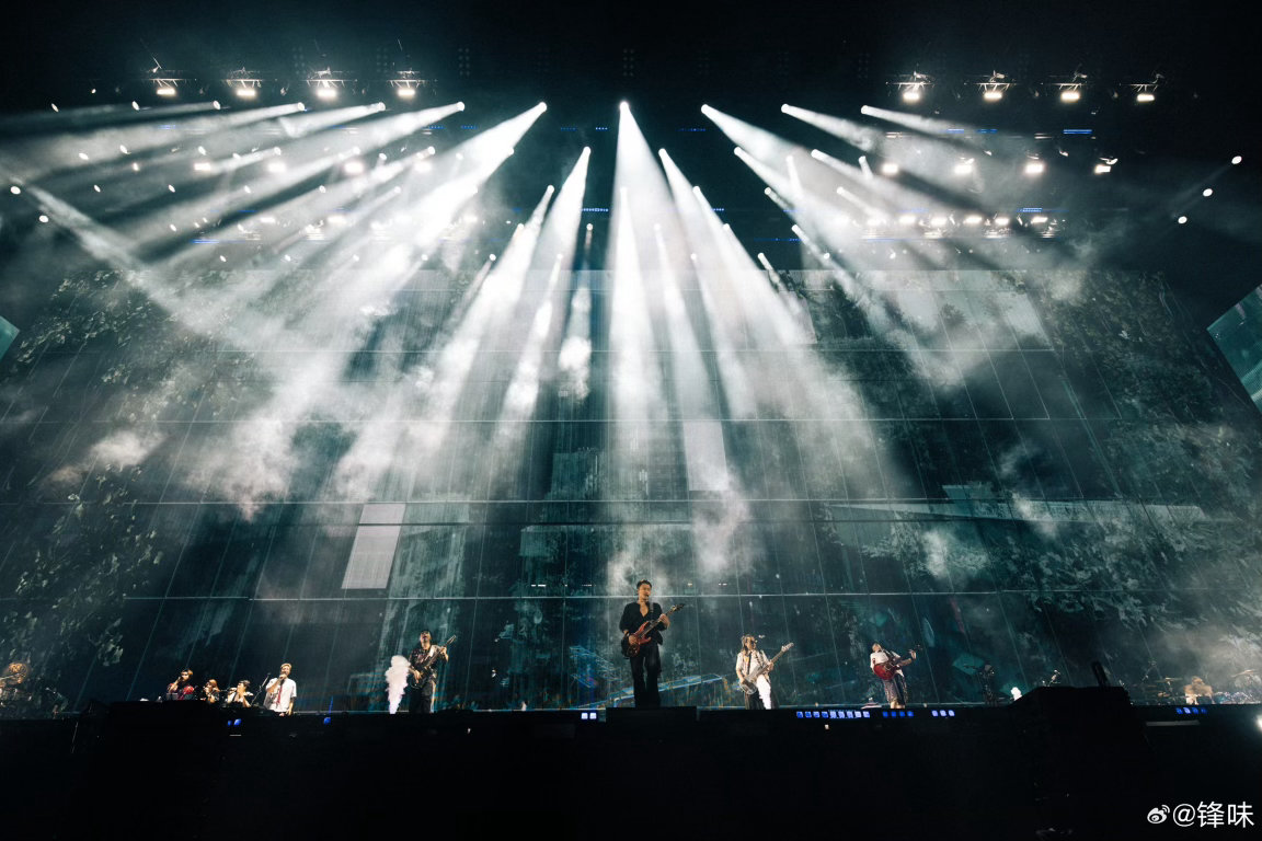 谢霆锋耳机故障重唱谢霆锋好宠粉 谢霆锋把宠粉刻进DNA！耳机故障重唱保效果，黑衬