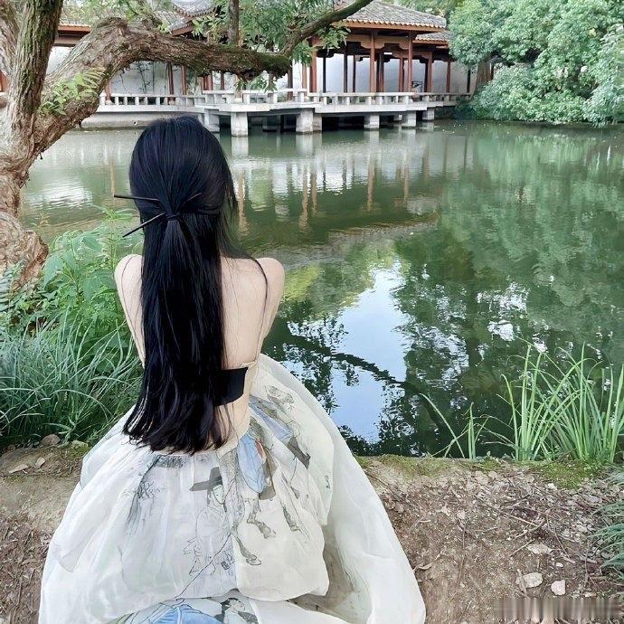 喊
文／橙语飞扬


喊
可以轻轻地
也可以声嘶力竭
可以在日出的时候
也可以在