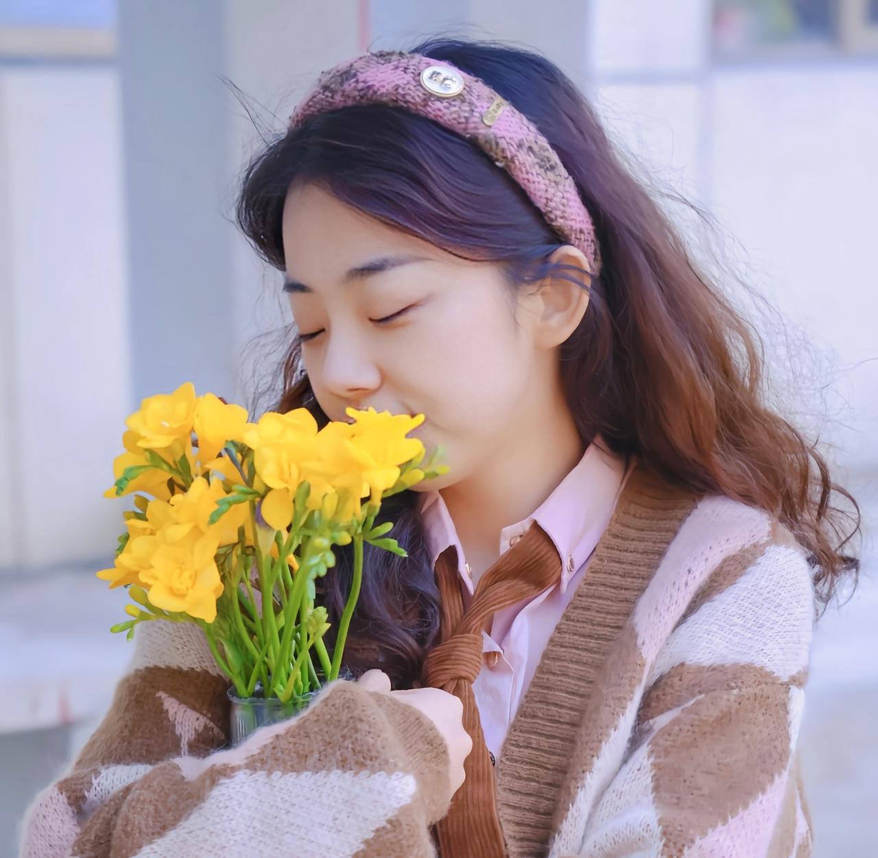 做人实不易，
很多人被贪欲蒙蔽双眼，
为了名利财富拼命，
不惜熬夜透支身体。
大