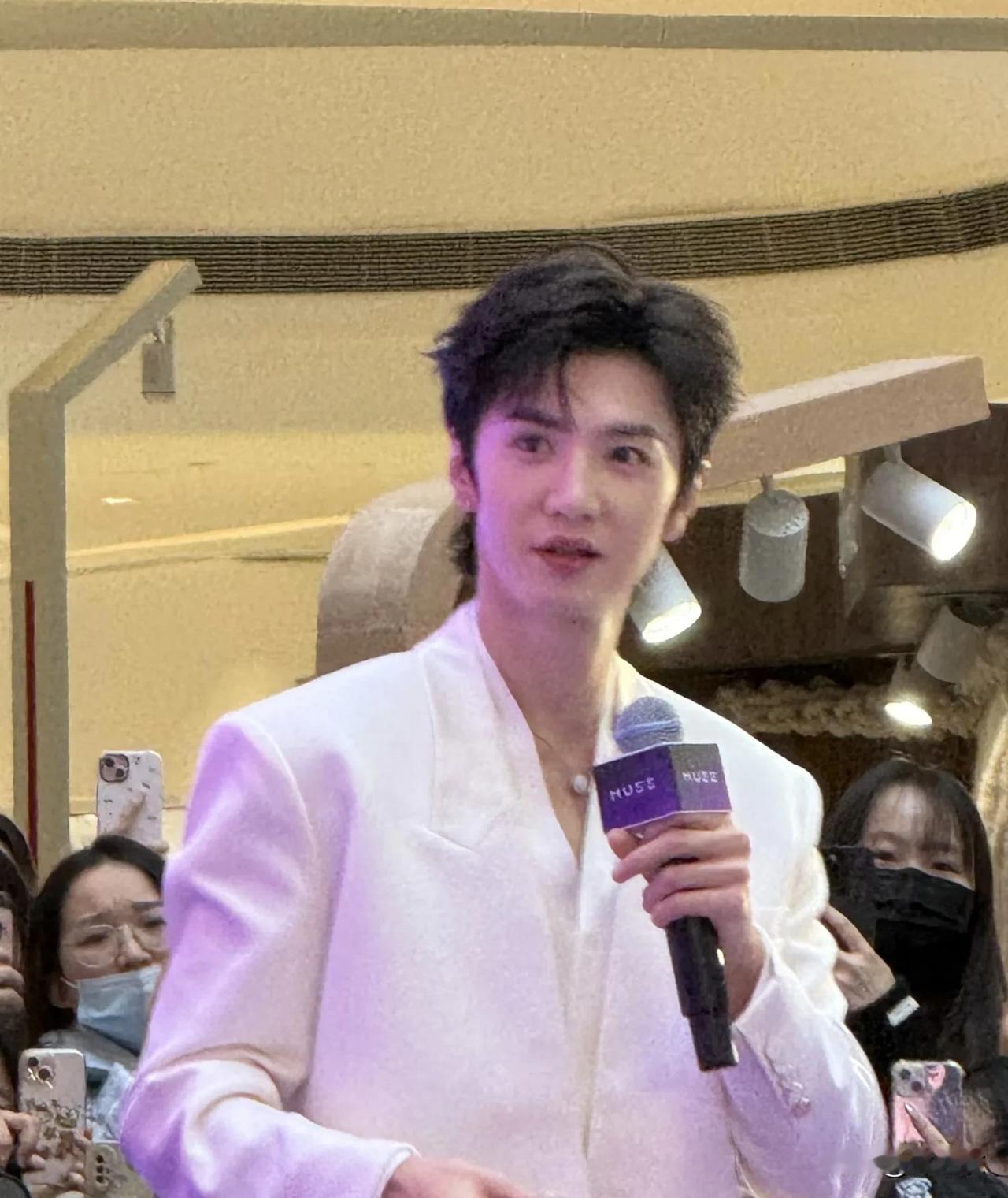 陈哲远的长相很帅气质很干净，早期是少年感的青春大男孩，现在是轻熟风，一直很精致漂