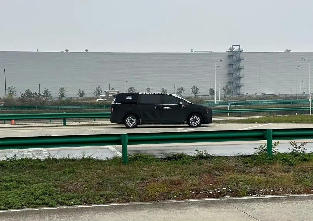 尊界MPV谍照曝光，网友还做了假想图，有尊界S800那味儿了，这不得120W起步