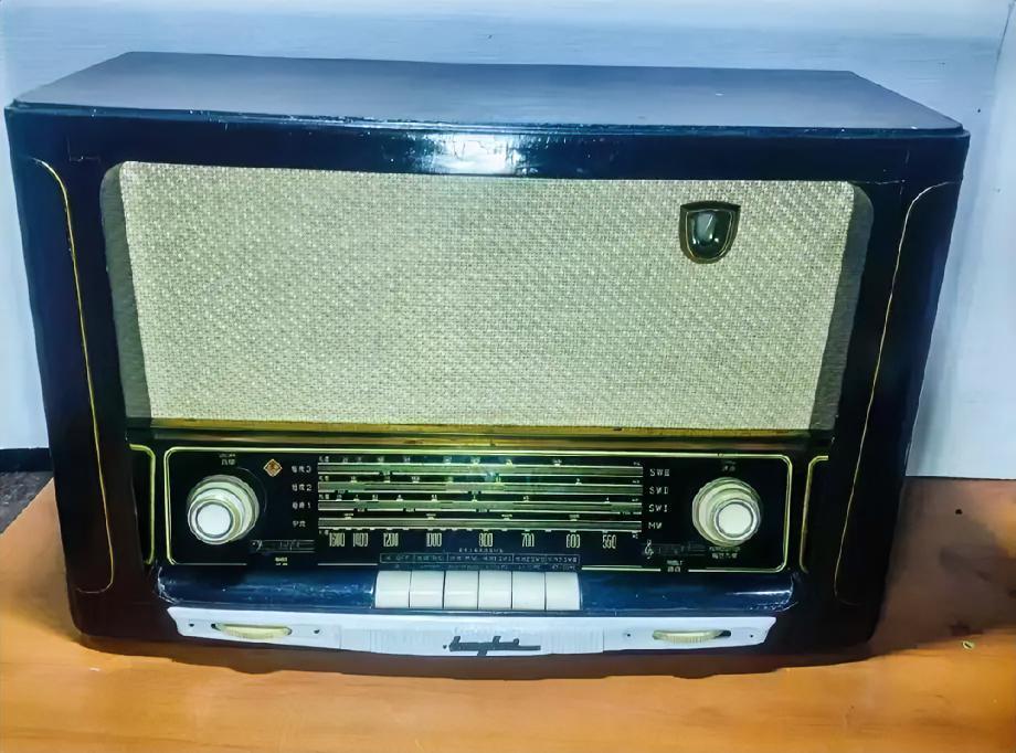 1958年制造。上海牌131型电子管收音机。用料扎实可靠。收音清晰洪亮。可用可藏